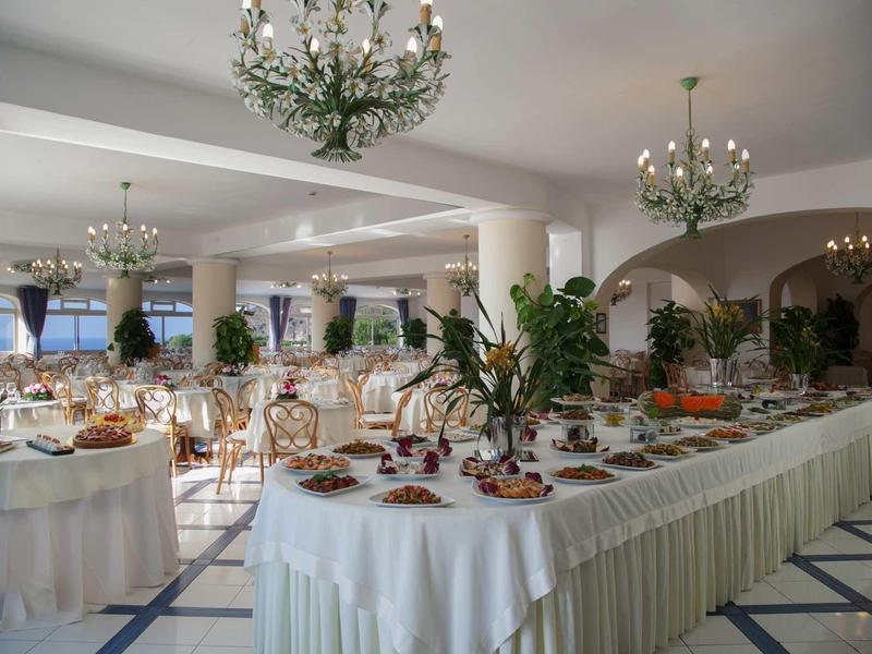 Elegante feestzaal met mooi gedekte tafels en kroonluchters voor een evenement.