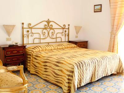 Camera luminosa con letto dorato e pavimento decorato