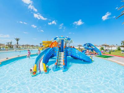 Park wodny z kolorowymi zjeżdżalniami i basenem dla dzieci pod błękitnym niebem