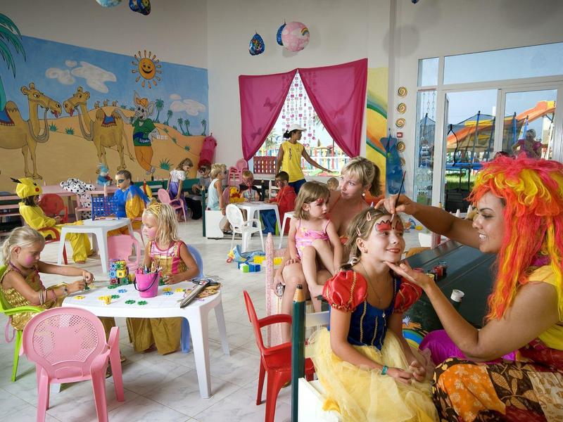 Kolorowy pokój dziecięcy z malowaniem i degustacją w hotelowym, zabawnym otoczeniu.