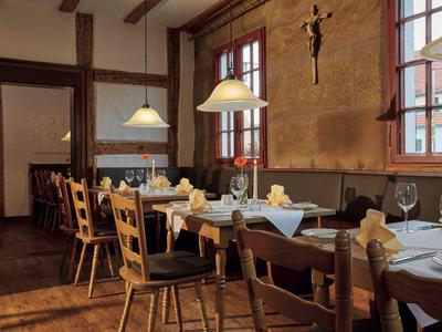 Przytulna jadalnia z drewnianymi meblami i nakrytymi stołami w tradycyjnym stylu