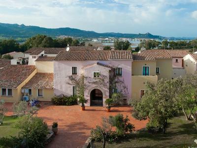 Großer Landhausstil mit Gartenpark und Bäumen im ländlichen Gebiet.