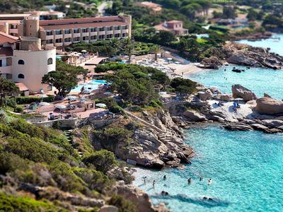 Küstenresort mit Hotel, Pool und Felsen am klaren blauen Meer
