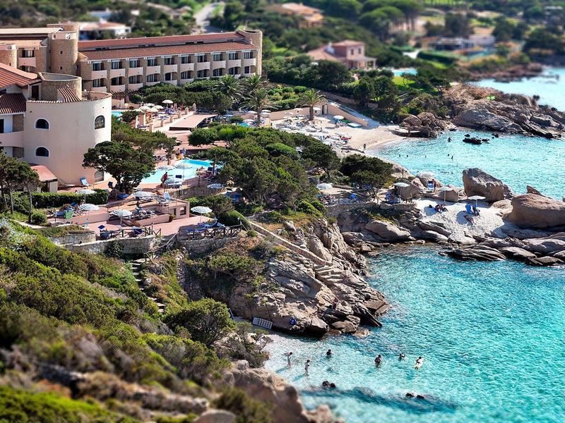 Küstenresort mit Hotel, Pool und Felsen am klaren blauen Meer