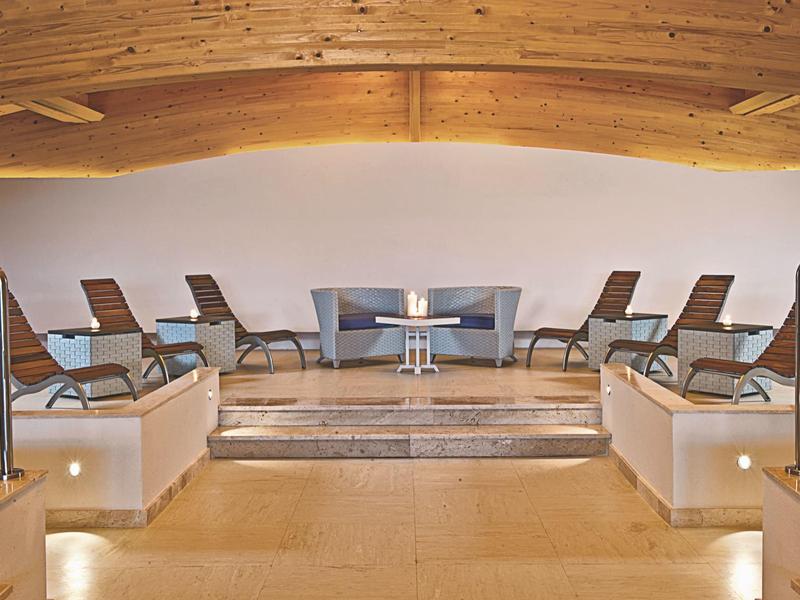 Eleganter Ruheraum mit Liegestühlen und warmem Holzdekor in einem Wellnessbereich.