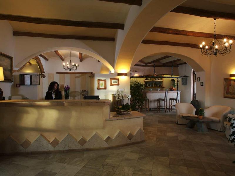 Gezellig hotel lobby met receptiebalie, zitplaatsen en warm licht.