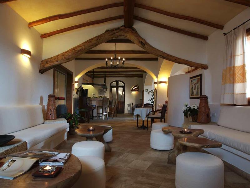 Gezellige rustieke hotellounge met houten balkenplafond en comfortabele zitplaatsen.