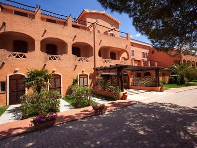 Gran edificio de hotel de dos pisos con fachada de terracota y balcones cubiertos.