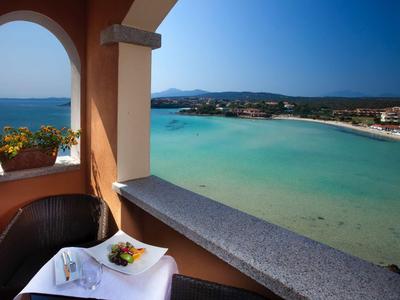 Vista dal balcone sul mare turchese e sulla costa sotto un cielo limpido