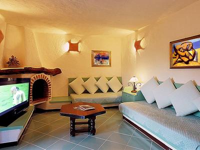 Gezellige woonkamer met banken, open haard en tv in een hotelkamer.