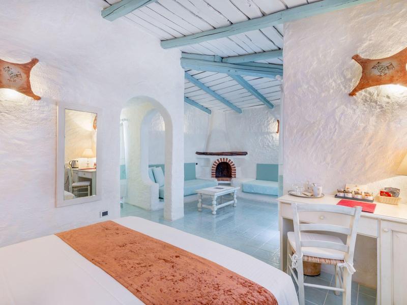 Licht, gezellig hotelkamer met witte muren en blauwe accenten.