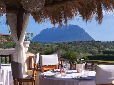 Area pranzo sulla terrazza con vista montagna sotto cielo sereno