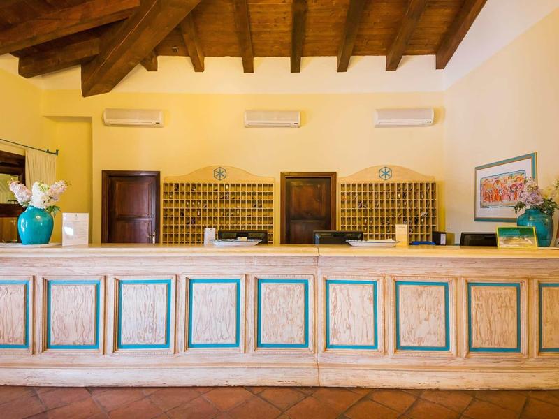 Receptiebalie met houten bekleding en plafond in een hotel met warm licht.