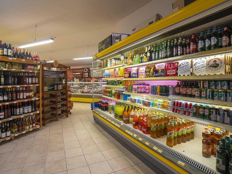 Gut organisierter Verkaufsraum mit Regalen voller verschiedenster Getränke und Produkten.