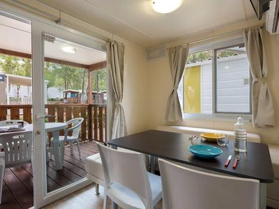 Pohodlná jídelna s výhledem na krytou terasu a zahradu