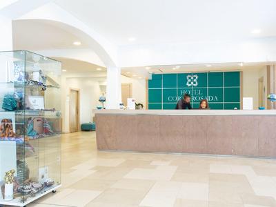 Moderne wellnessruimte met twee hot tubs in een lichte, elegante kamer met grote ramen.