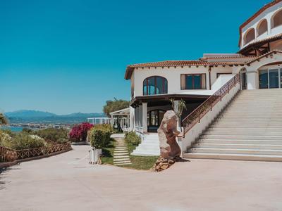 Donna che sale le scale verso un edificio dell'hotel in una giornata di sole.