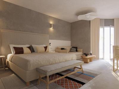 Modernes Schlafzimmer mit großem Bett, weichen Kissen, Holzmöbeln und hellem Vorhang am Fenster.