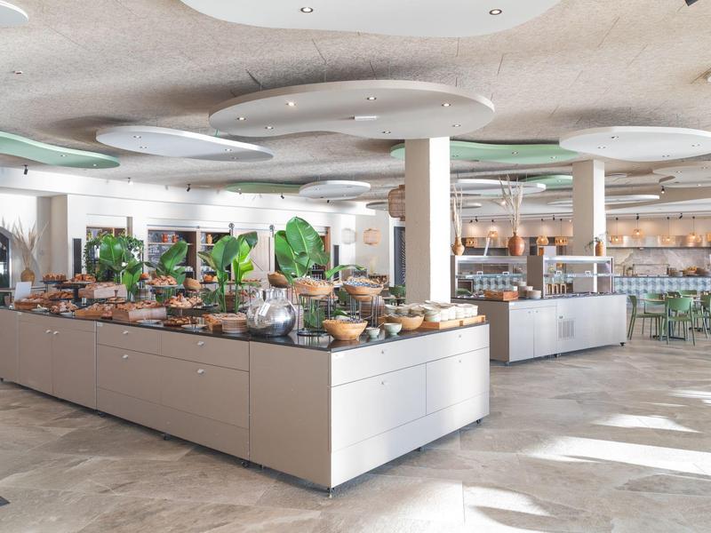 Modernes Buffet mit vielfältigen Speisen in einem hellen, offenen Restaurantbereich.