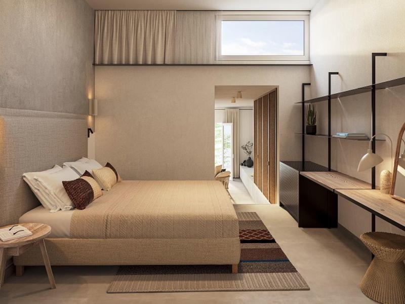 Moderne Schlafzimmereinrichtung mit beige Bett, Teppich, Schreibtisch und sanfter Beleuchtung.