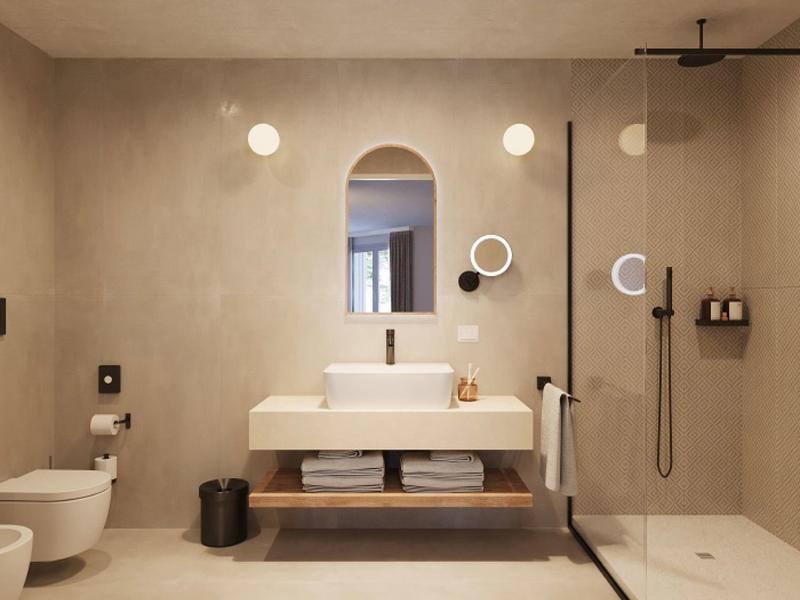 Modernes Badezimmer mit beige Wänden, freistehendem Waschbecken, Spiegeln und großer Glasdusche.