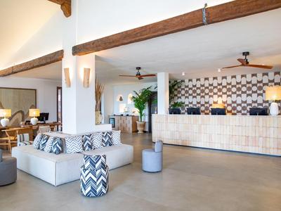 Svůj hotelový lobby s moderní recepcí a útulnými sedacími místy s pohovkami a dekoracemi.