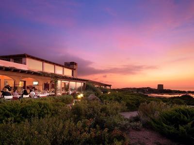 Un ristorante dell'hotel con area esterna al tramonto lungo la costa.