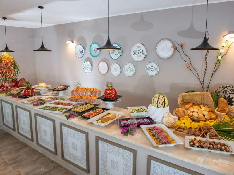 Buffet con una varietà di piatti in un'area pranzo decorata in stile moderno.