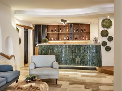 Accogliente area della hall dell'hotel con banco reception moderno e posti a sedere.