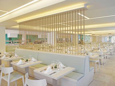 Restaurant lumineux et moderne avec mobilier blanc et agencement clair.