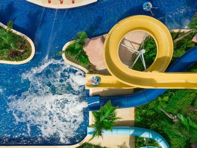 Luftaufnahme eines wasserpark mit gelben und blauen Wasserrutschen und blauen Wasserbecken.