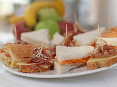 Una selección de sándwiches con varios rellenos en un plato blanco.