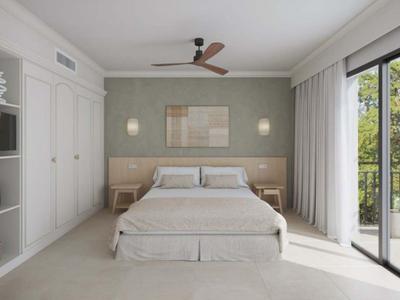 Modernes Hotelzimmer mit Doppelbett, Deckenventilator und Balkon mit Blick ins Grüne.