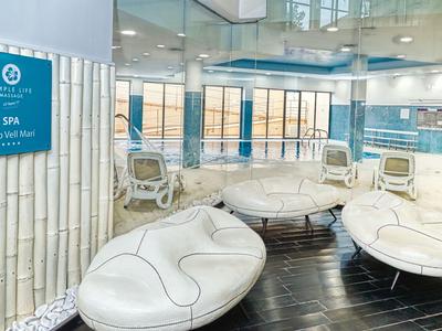 Intérieur d'un spa moderne avec des sièges blancs ronds et une ambiance apaisante.