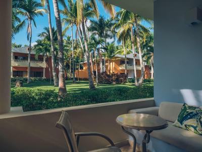 Vue depuis un balcon avec table et chaises sur des palmiers et des bâtiments.