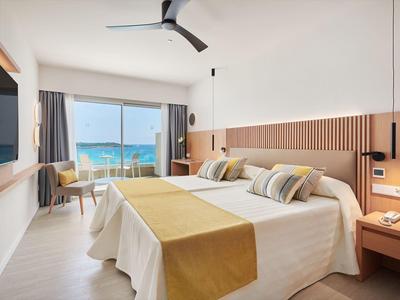 Modernes Hotelzimmer mit Doppelbett, Meerblick und elegantem, minimalistischem Design.