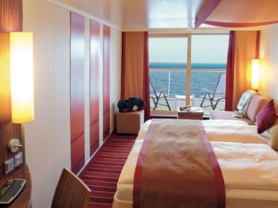 Chambre d'hôtel avec deux lits et balcon avec vue sur la mer.