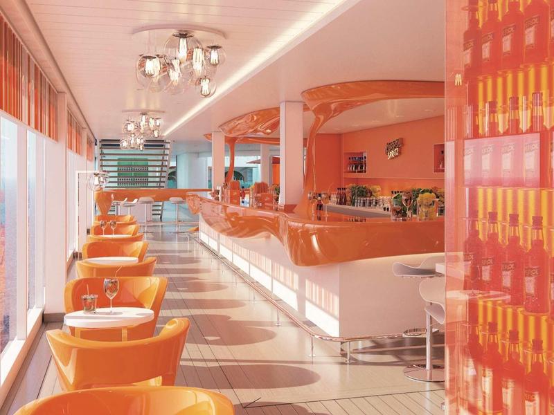 Moderní hotelový salonek s oranžovými křesly a barem, světlá atmosféra