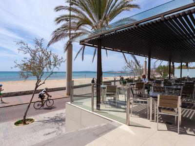 Buitenrestaurant met uitzicht op het strand en de zee op een zonnige dag