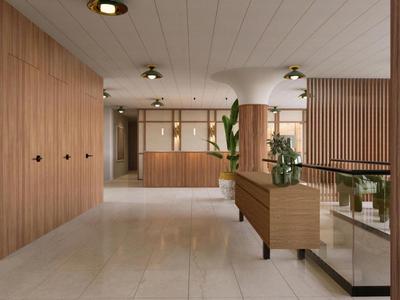 Moderne hotel lobby met houten bekleding, receptiebalie en planten.