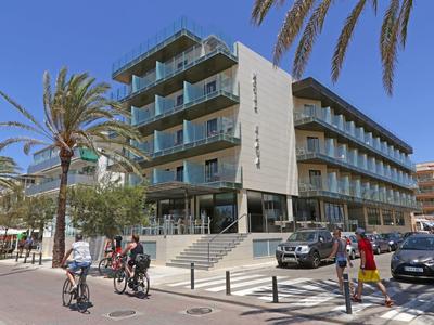 Modern hotelgebouw met balkons in een zonnige kustplaats