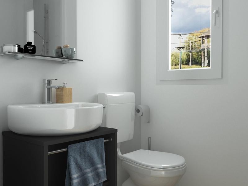 Kompaktes Badezimmer mit weißer Toilette, Waschbecken auf schwarzem Schrank und Fenster mit Außenblick.