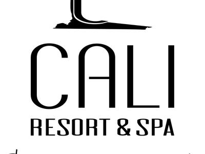 Schwarzes Logo mit Palme, Schriftzug "CALI RESORT & SPA" und handschriftlichem Text "Designed for adults".