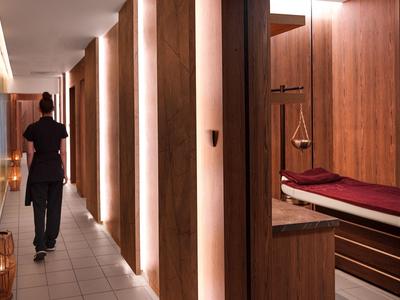 Korytarz z drewnianymi ścianami i wieszakiem w nowoczesnym wnętrzu hotelu.