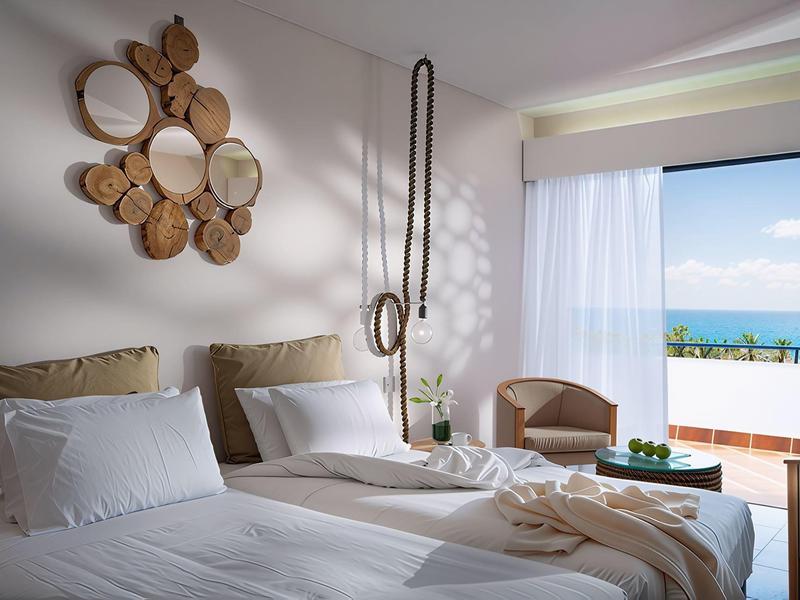 Modernes Hotelzimmer mit Doppelbett, dekorativen Wandobjekten und Balkon mit Meerblick