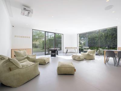 Helles, modernes Wohnzimmer mit großen Fenstern und gemütlichen Sitzsäcken.