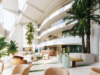 Luminosa hall dell'hotel con grandi finestre, palme e aree salotto moderne.