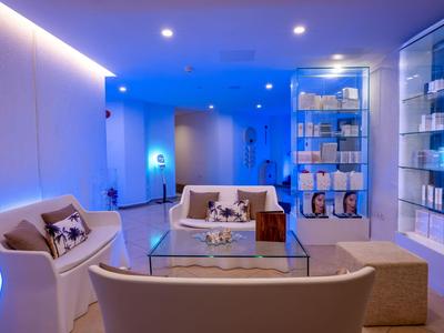 Moderner Hotel-Lounge-Bereich mit bequemen Sitzmöbeln und beruhigendem blauem Licht.