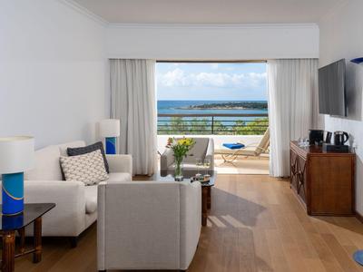 Modern eingerichtetes Hotelzimmer mit Balkon und Meerblick.