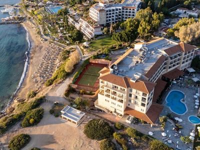 Luftaufnahme eines Hotels mit Pool nahe einem Strand und klarem blaue Wasser.